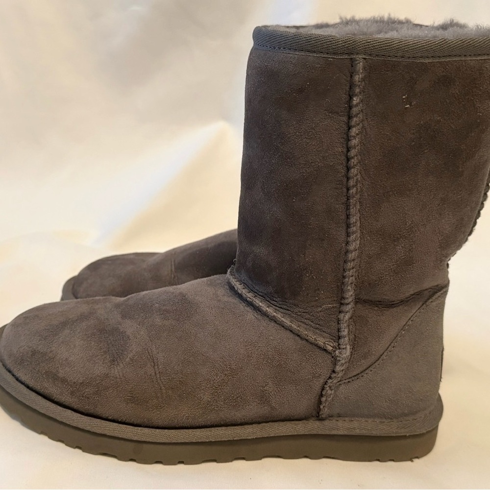 Uggs Classic Boot Short II Women’s Size 7 Pre-owned VERY CLEAN